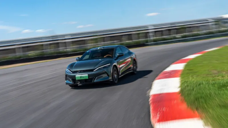 BYD inaugura campo de provas aberto ao público com piscina e duna gigante