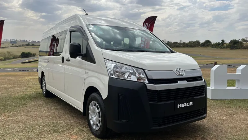 Toyota Hiace é van da Hilux para ser de ambulância a micro-ônibus de luxo