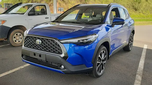 Cor Azul Netuno, talvez a mais bonita da gama, é exclusiva da versão de topo, XRX Hybrid, e da série especial de lançamento 