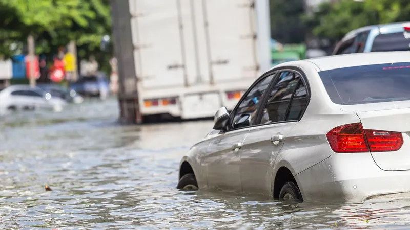 Seis coisas que você não deve fazer com o carro em uma enchente