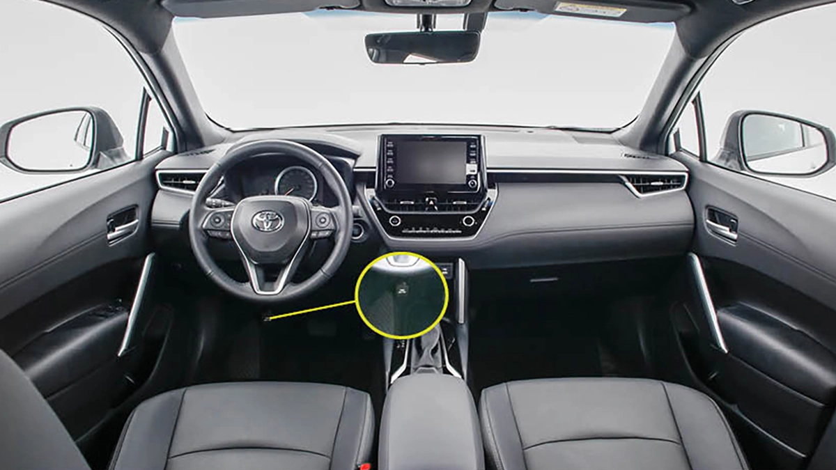 Procurar a alavanca do freio de estacionamento no console central do SUV não vai adiantar: O condutor terá mais sorte olhando para o chão. Entenda