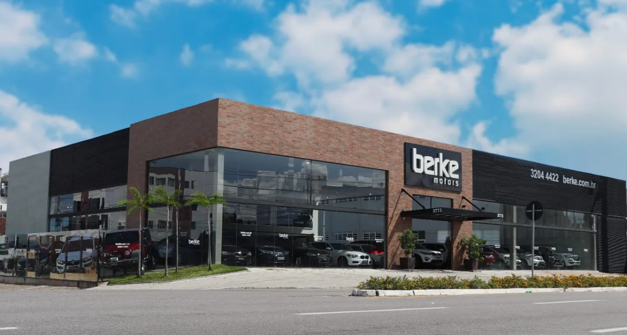 Fachada da loja Veículos à venda em Berke Motors - Florianópolis - SC | Mobiauto