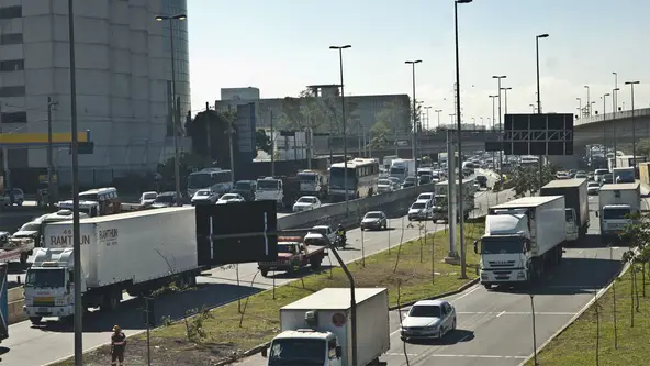 Mudança busca liberar todos os carros e diminuir aglomerações em transportes públicos, segundo o prefeito da capital paulista