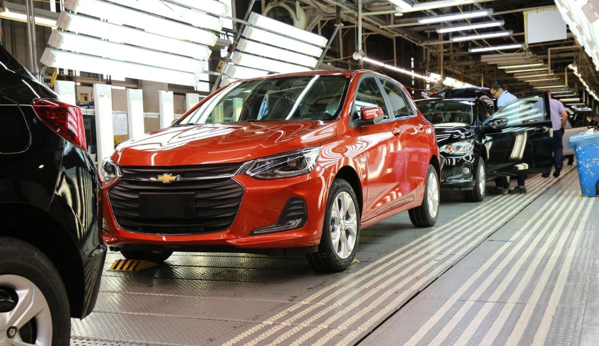 Em meio ao crescimento da pandemia e à falta de peças, GM interromperá fabricação do hatch e do sedan Onix Plus por mais dois meses 
