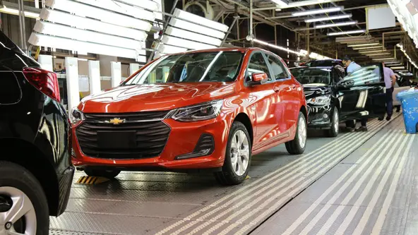 Em meio ao crescimento da pandemia e à falta de peças, GM interromperá fabricação do hatch e do sedan Onix Plus por mais dois meses 