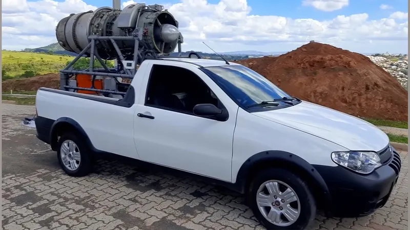 Turbo que nada! Esta Fiat Strada é movida por um motor a jato de avião