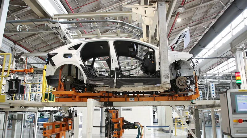 VW suspende produção de todos os carros no Brasil até abril