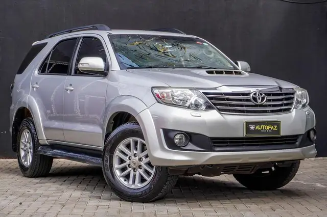 Carro Toyota Hilux SW4 2013 SRV 3.0 TDI 4X4 (5 Lugares)