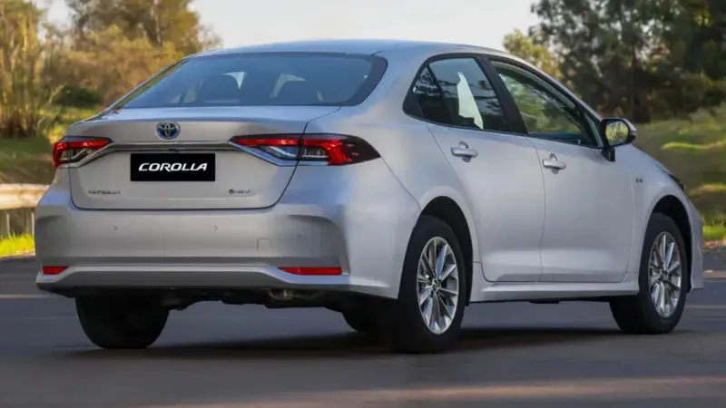 Toyota Corolla GLi híbrido pode sair até R$ 15 mil mais barato que BYD King