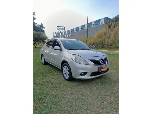 Carro Nissan Versa 2014 1.6 16V SL (Flex)