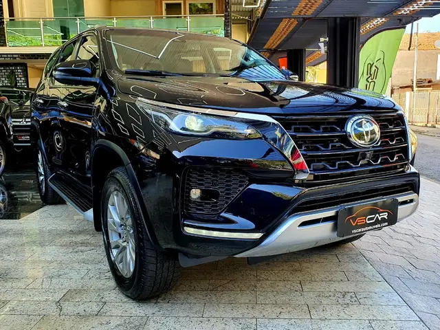 Carro Toyota Hilux SW4 2023 SRX 2.8 turbodiesel 7L 4x4 (Aut)