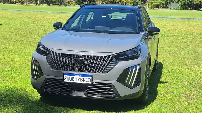 Peugeot 2008 GT Hybrid 2026: detalhes da versão em 49 fotos exclusivas