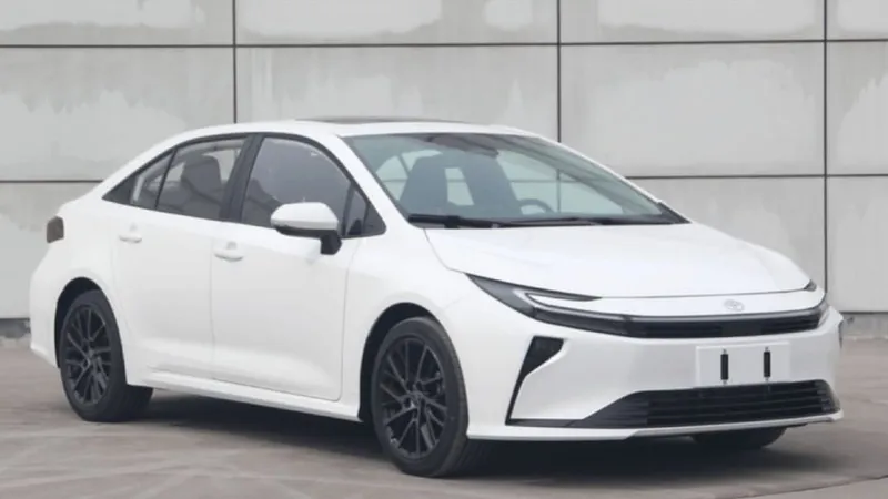 Novo Toyota Corolla vaza na China e revela frente de Prius
