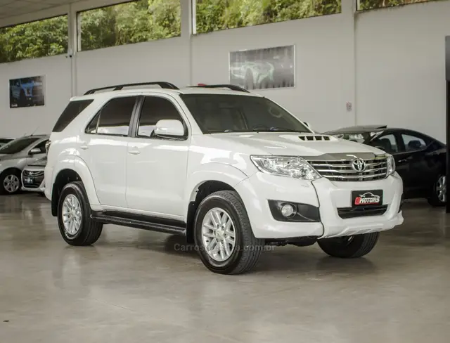 Carro Toyota Hilux SW4 2013 SRV 3.0 4X4 (7 Lugares)