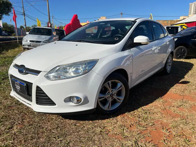 Carro Ford Focus Hatch 2014 SE 2.0 16V PowerShift