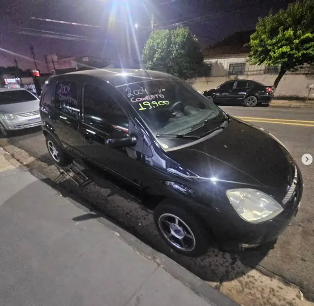 Carro Ford Fiesta Hatch 2004 Personnalité 1.0 8V