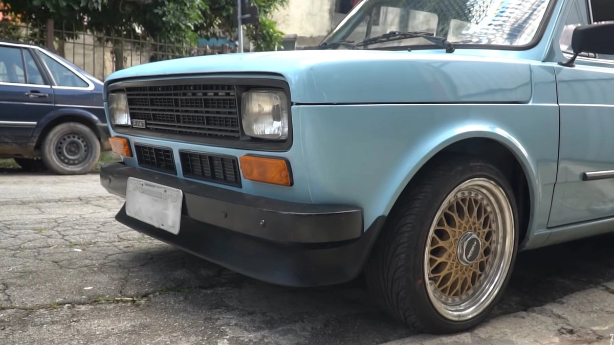 Cordeiro em pele de lobo: por fora, ele até parece um Fiat 147 convencional, mas no cofre tem o motor turboflex de 105 cv que tanto encanta os fãs do Up! 