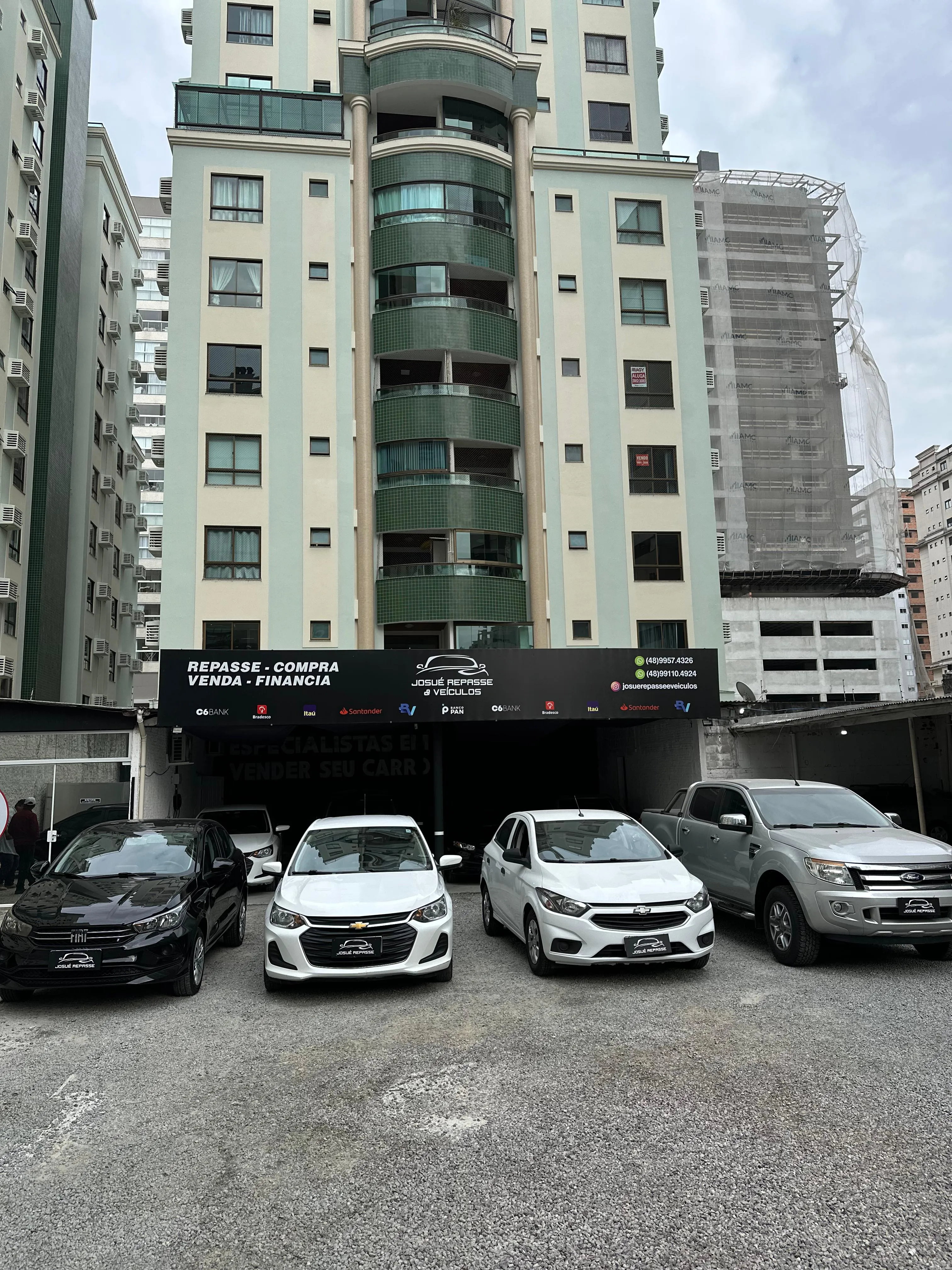 Fachada da loja Veículos à venda em Josue Repasses Ltda - São José - SC