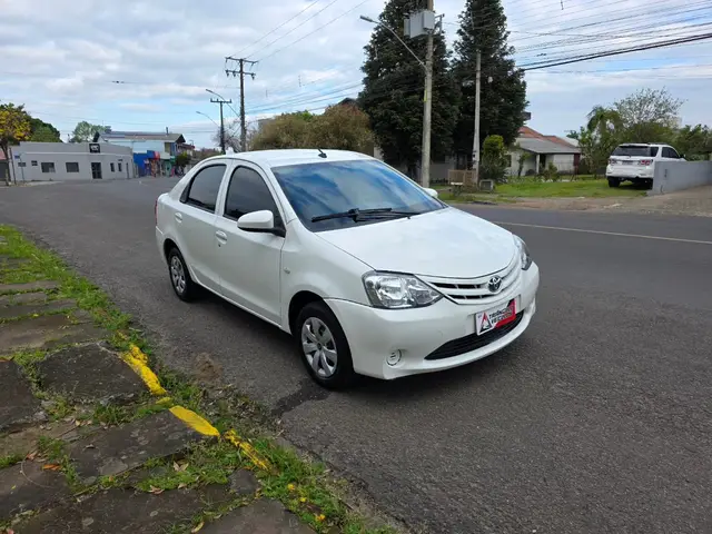 Carro Toyota Etios Sedan 2017 X 1.5 (Flex)