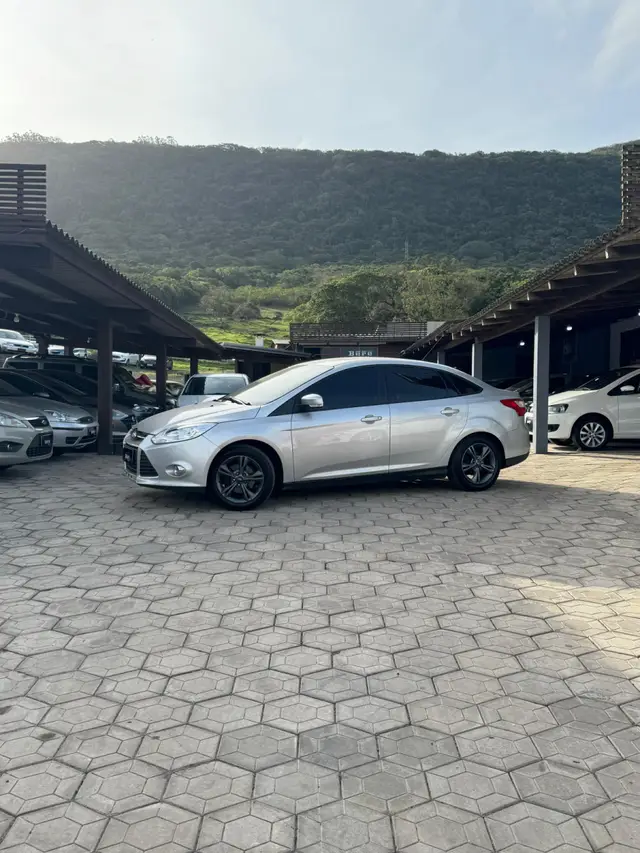 Carro Ford Focus Sedan 2015 SE 2.0 16V PowerShift (Aut)