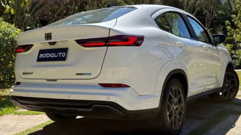 Donos de Fiat Fastback reclamam de furtos da câmera de ré