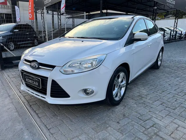 Carro Ford Focus Hatch 2015 SE 1.6 16V TiVCT PowerShift