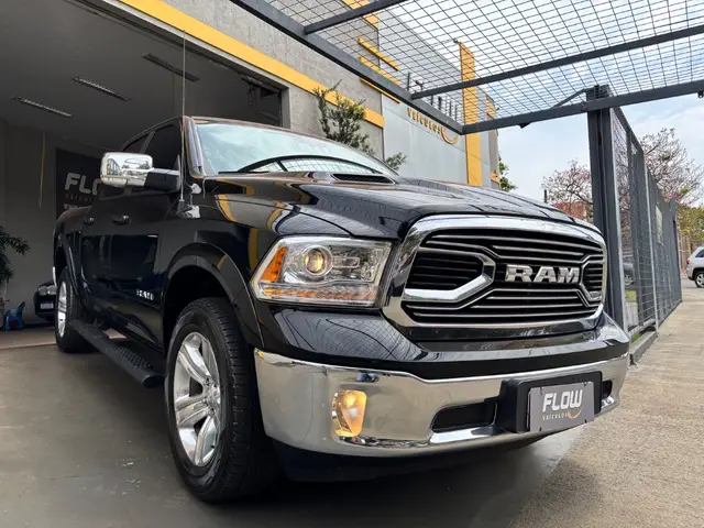 Carro Ram Classic 2022 Laramie 5.7