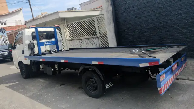 Carro Kia Bongo 2006 K-2700 4X2 RS com carrocaria (cab. simples)