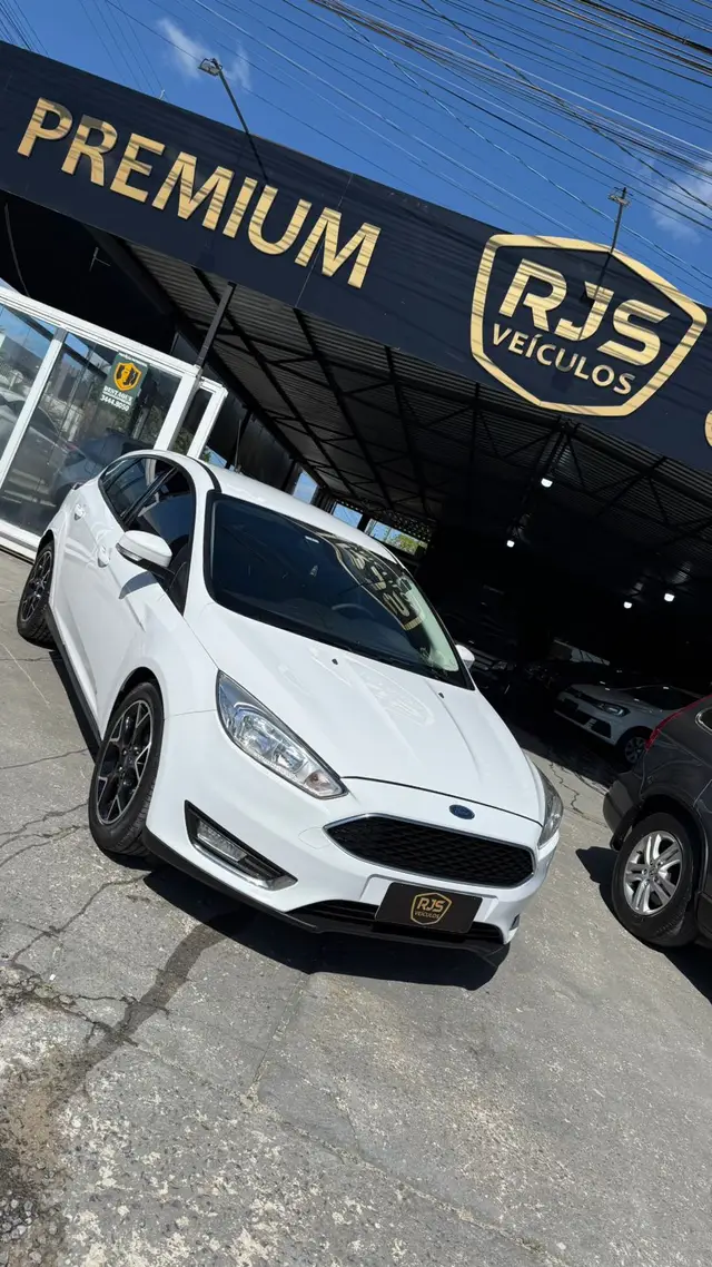 Carro Ford Focus Hatch 2016 SE Plus 2.0 PowerShift
