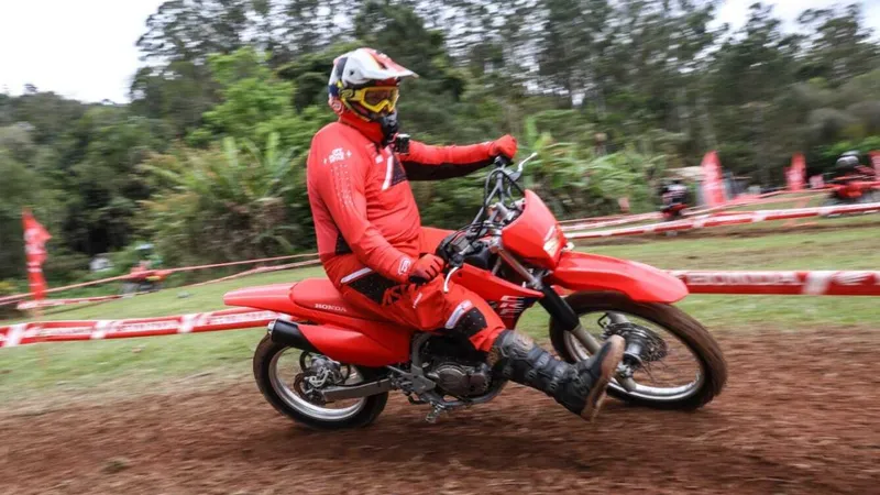 Teste: Nova Honda CRF300F 2026 é mais divertida e forte do que antes