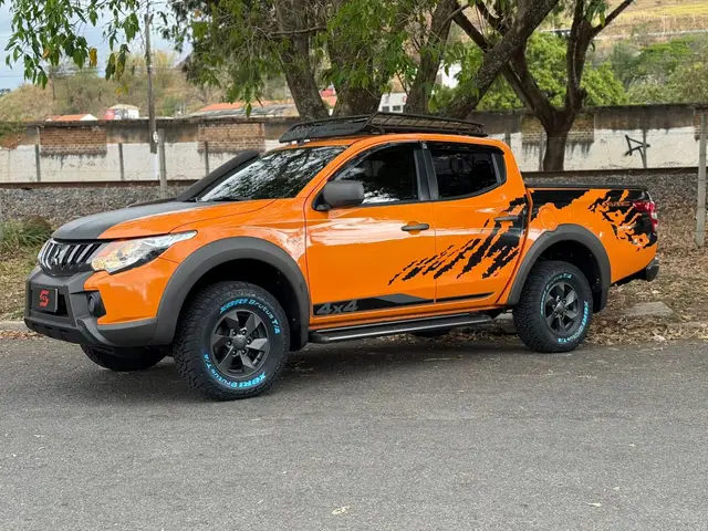 Carro Mitsubishi L200 Triton Savana 2022 Savana 2.4 Turbo 4X4 (Aut)