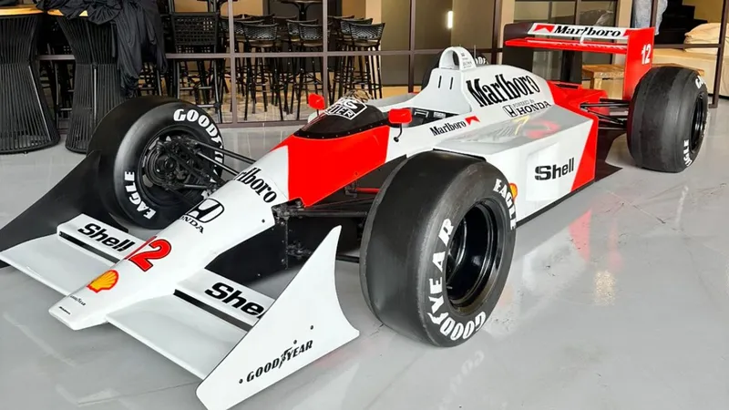 O que esta réplica de McLaren do Senna fazia rodando nas ruas do Brasil?