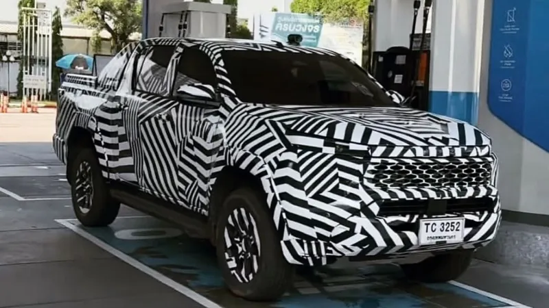 Nova Toyota Hilux já revela interior e permanência de item alvo de recall