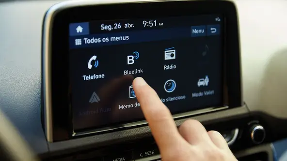Versões de topo da gama ganham sistema chamado BlueLink, que permite ligar o carro, ativar ar-condicionado e até definir períodos em que o veículo carro não deve circular 