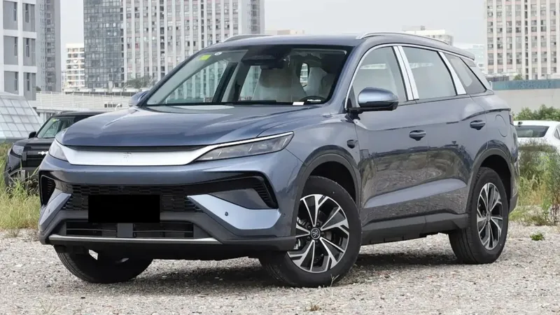 Novo BYD Song Pro tem interior renovado e adianta novidades para o Brasil