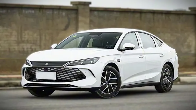 BYD lança sedan mais barato que o King que faz 36 km/l 