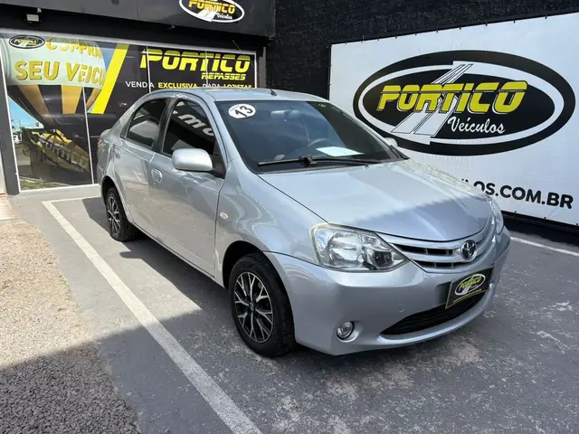 Carro Toyota Etios Sedan 2013 XS 1.5 (Flex)