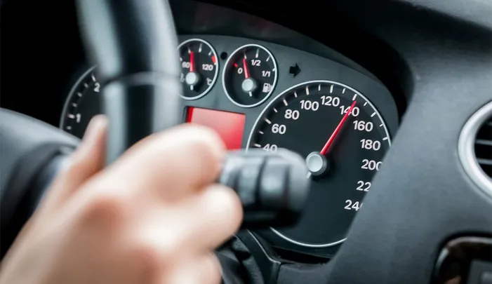 Já reparou que o seu velocímetro sempre mostra uma velocidade maior do que real medida por radares e GPS? Esse “erro” é proposital 
