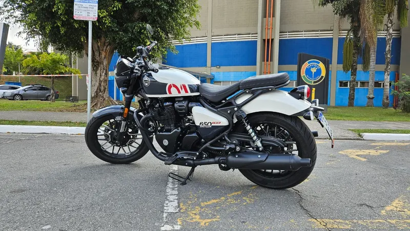 Royal Enfield Shotgun 650: a "Bobber" que surpreende no asfalto