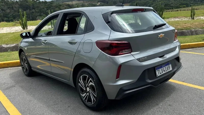 Chevrolet Onix 1.0 2026 é vendido mais barato que Renault Kwid