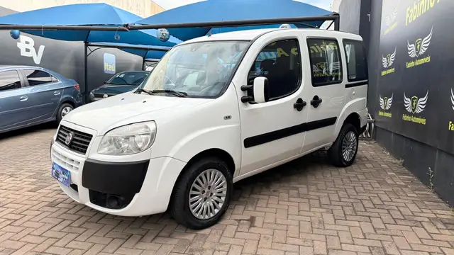 Carro Fiat Doblò 2017 Essence 1.8 5L (Flex)