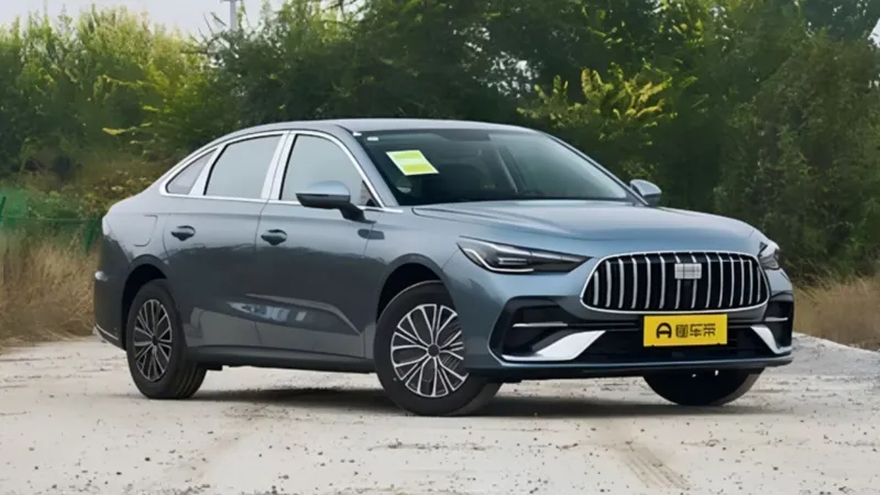 Geely lança sedan que faz 35 km/l mais barato e maior que o Corolla híbrido