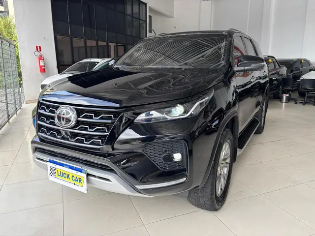 Carro Toyota Hilux SW4 2023 SRX 2.8 turbodiesel 7L 4x4 (Aut)