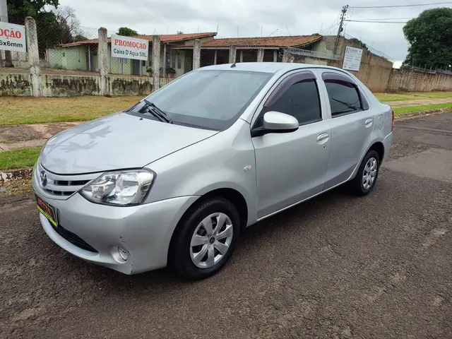 Carro Toyota Etios Sedan 2015 X 1.5 (Flex)