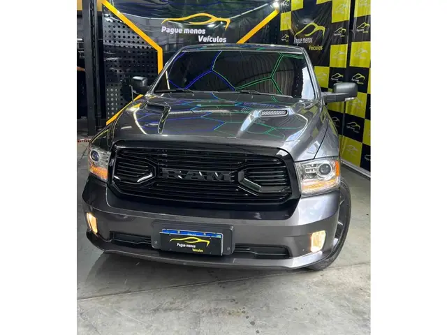 Carro Ram Classic 2022 Laramie Night Edition 5.7