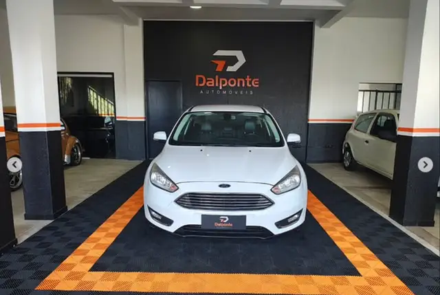 Carro Ford Focus Hatch 2016 SE Plus 2.0 PowerShift