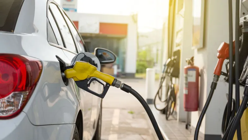 Transição empacada: maioria só usa gasolina no carro flex, diz estudo