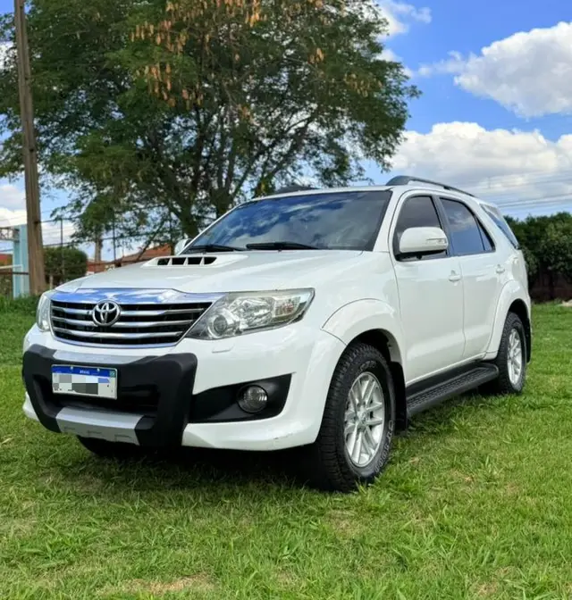 Carro Toyota Hilux SW4 2013 SRV 3.0 4X4 (7 Lugares)