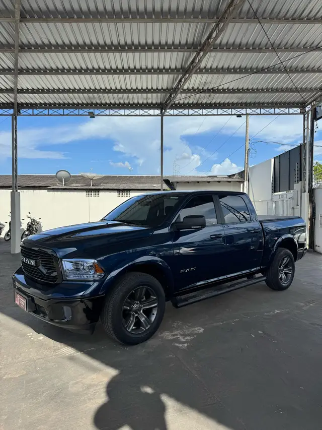 Carro Ram Classic 2023 Laramie 5.7