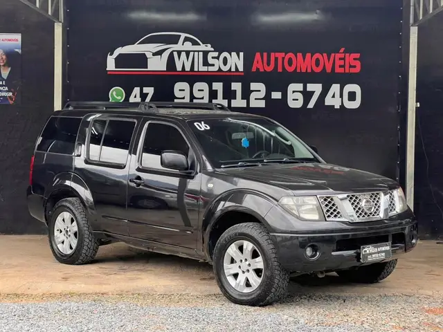 Carro Nissan Pathfinder 2006 LE 4x4 4.0 24V